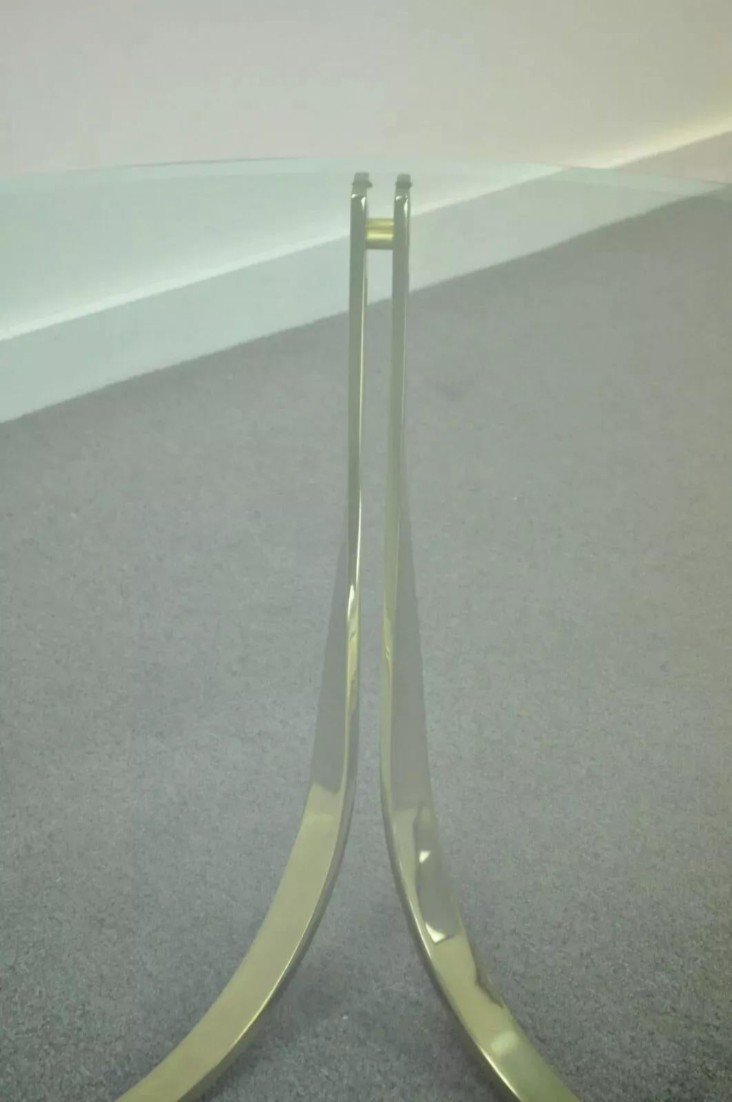 Table basse arquée en verre et acier plaqué laiton Tri-Mark Mid Century Modern en vente 1