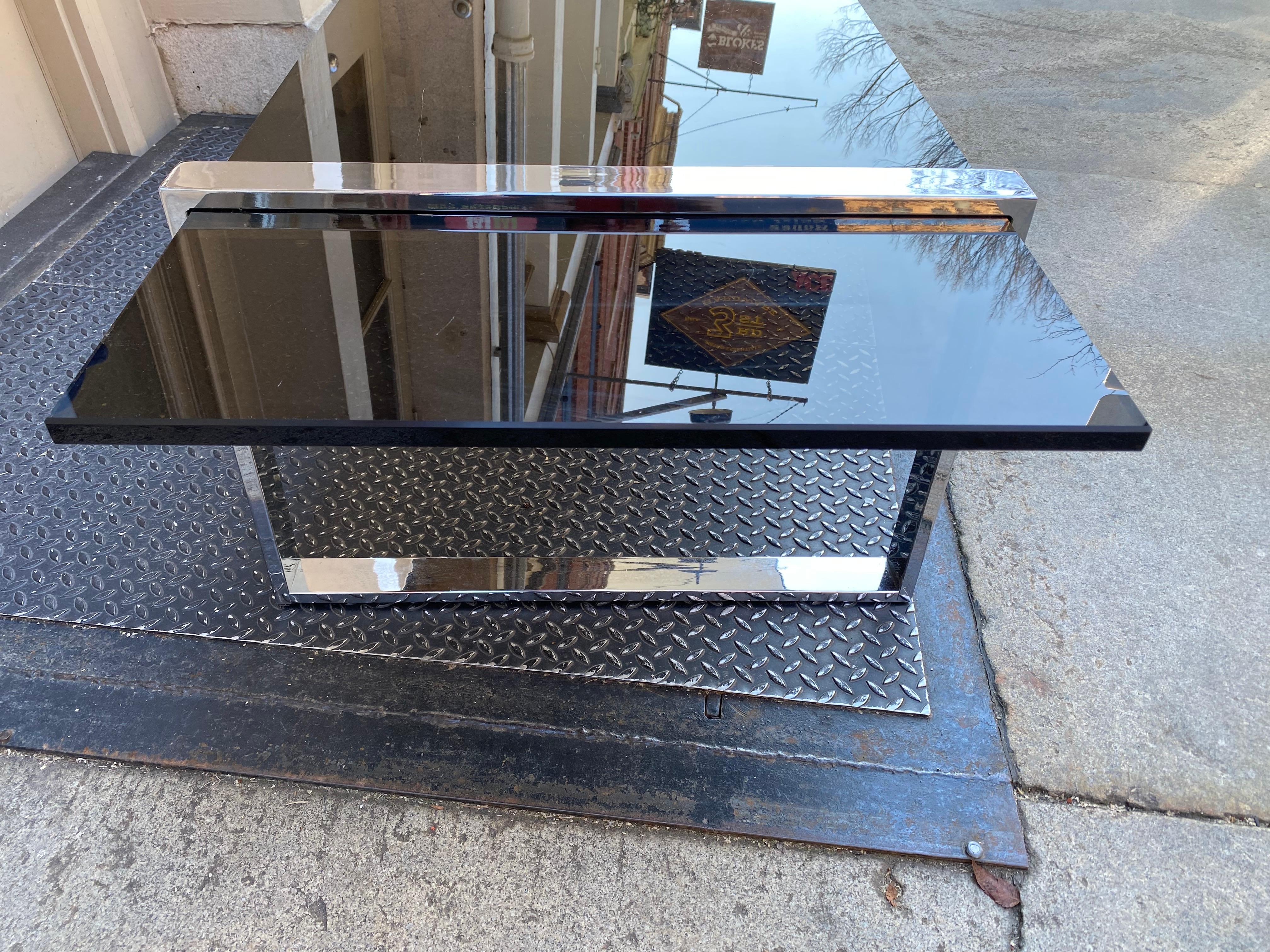 Fin du 20e siècle Table basse en verre fumé et chrome Tri-Mark en vente