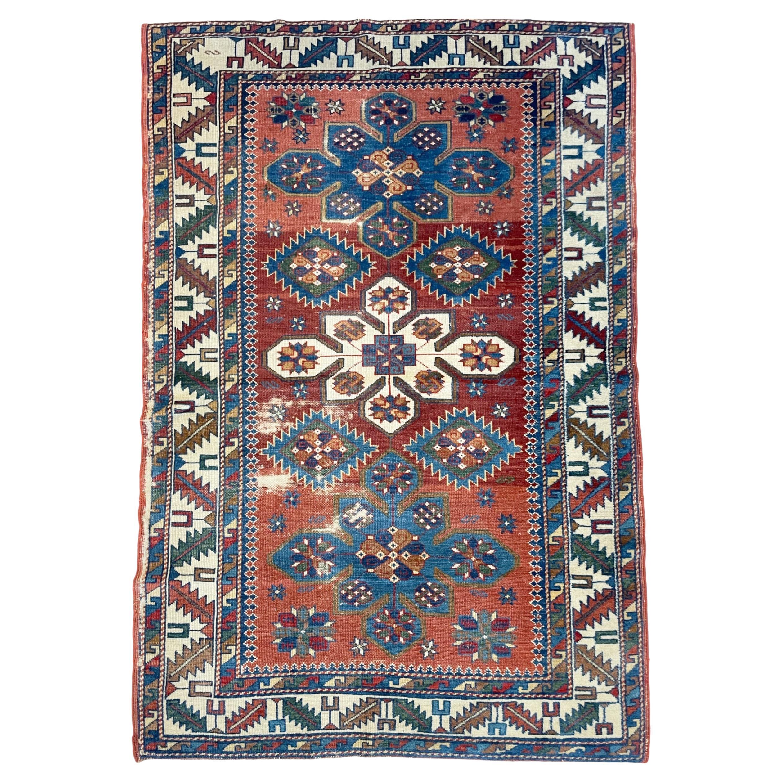 Alfombra kazaka caucásica antigua con tres medallones, c. 1920-30
