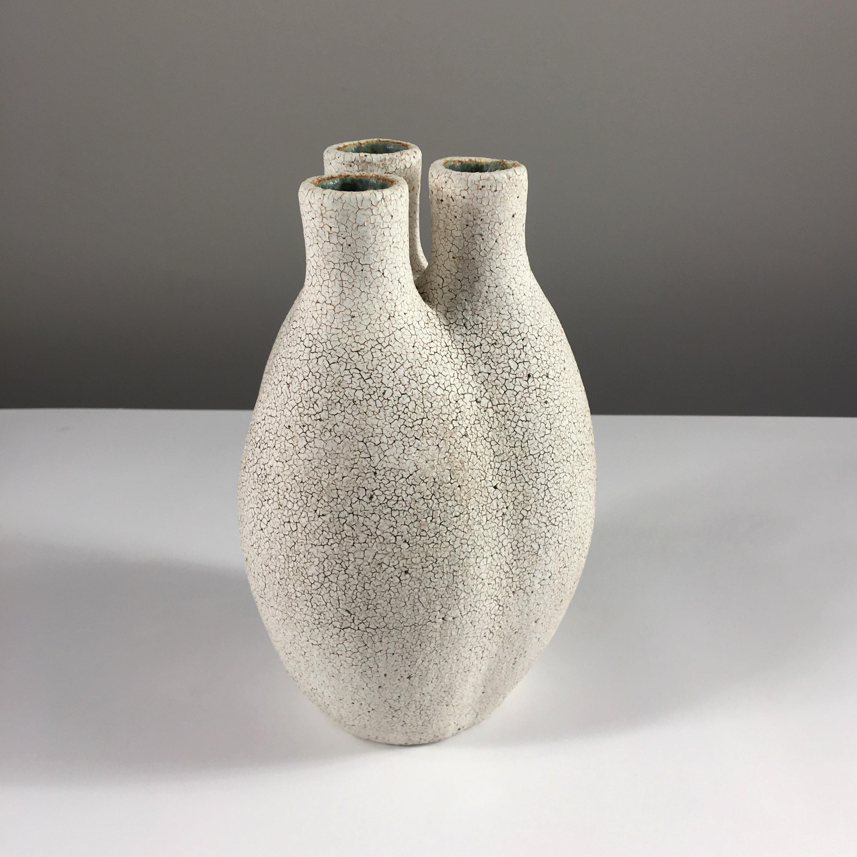 Vase en poterie à trois cols de Yumiko Kuga.  Dimensions : Hauteur 8