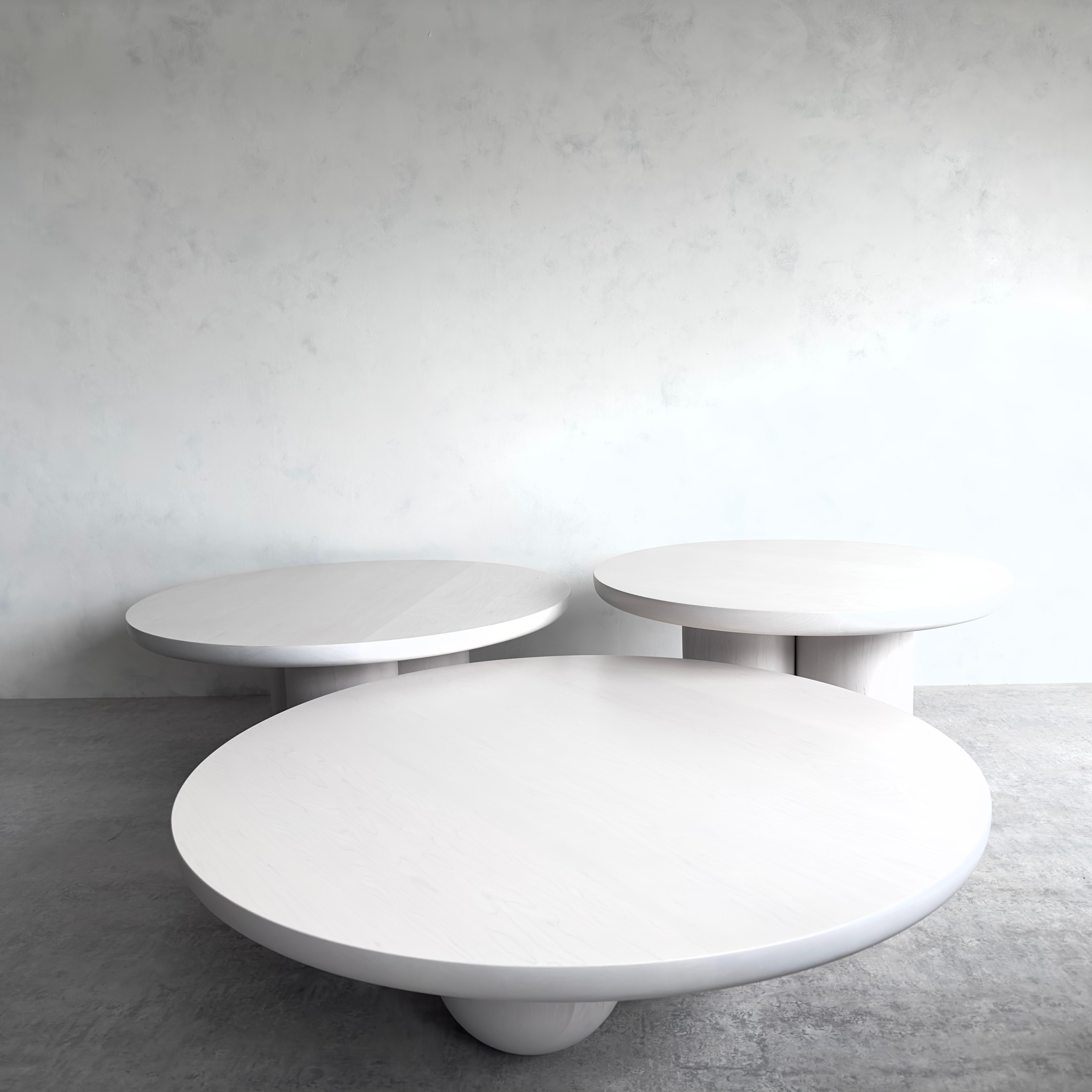 Dreiseitige Säulentische von MSJ Furniture Studio (Moderne) im Angebot