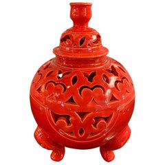 Vase ou urne à couvercle en céramique rouge orientale