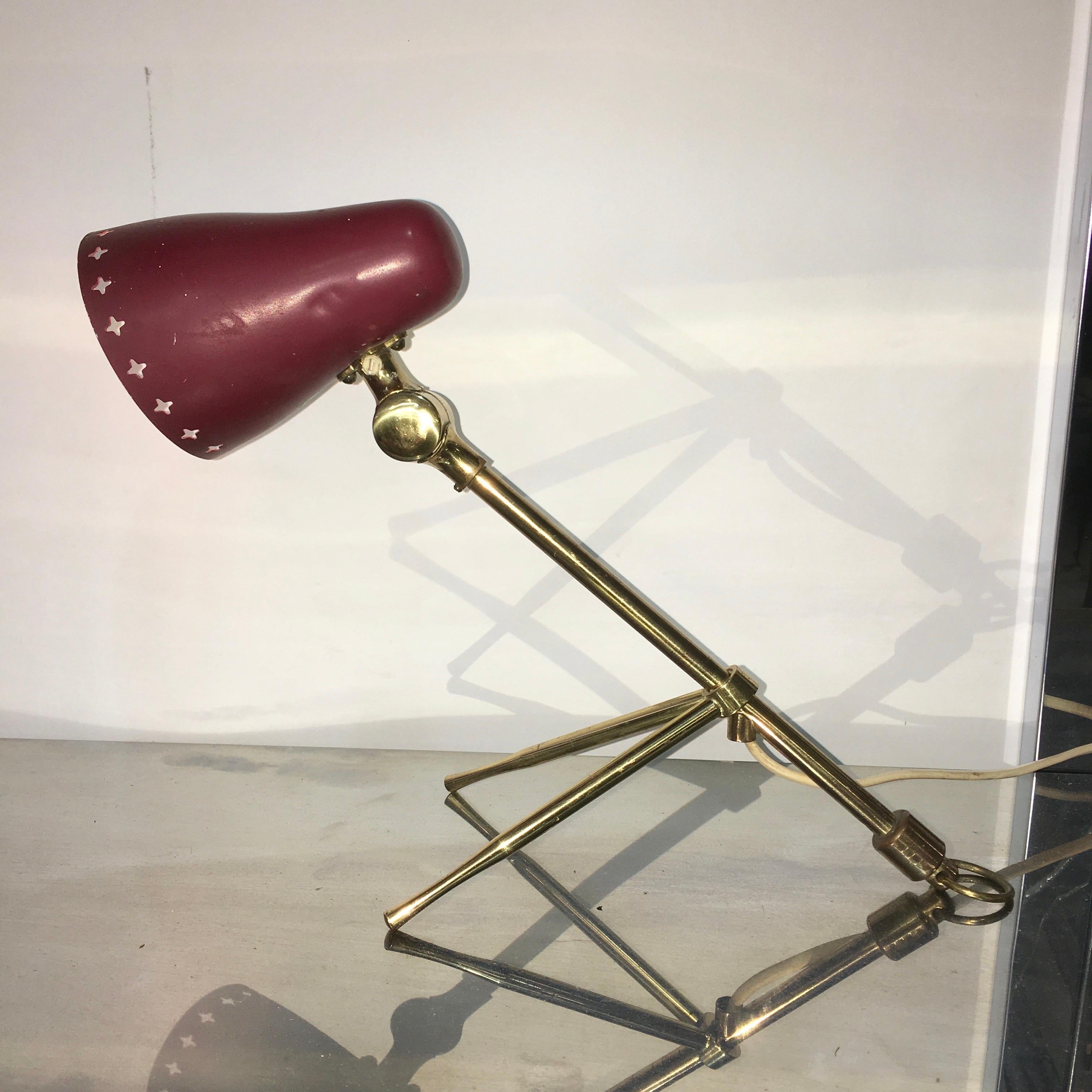 Eine weitere charmante anthropomorphe schwedische Lampe aus den frühen 1950er Jahren, die sich sowohl an die Wand hängen als auch auf den Schreibtisch oder den Tisch stellen lässt. Vollständig beweglicher Schirm. Für eine einzelne E14- oder