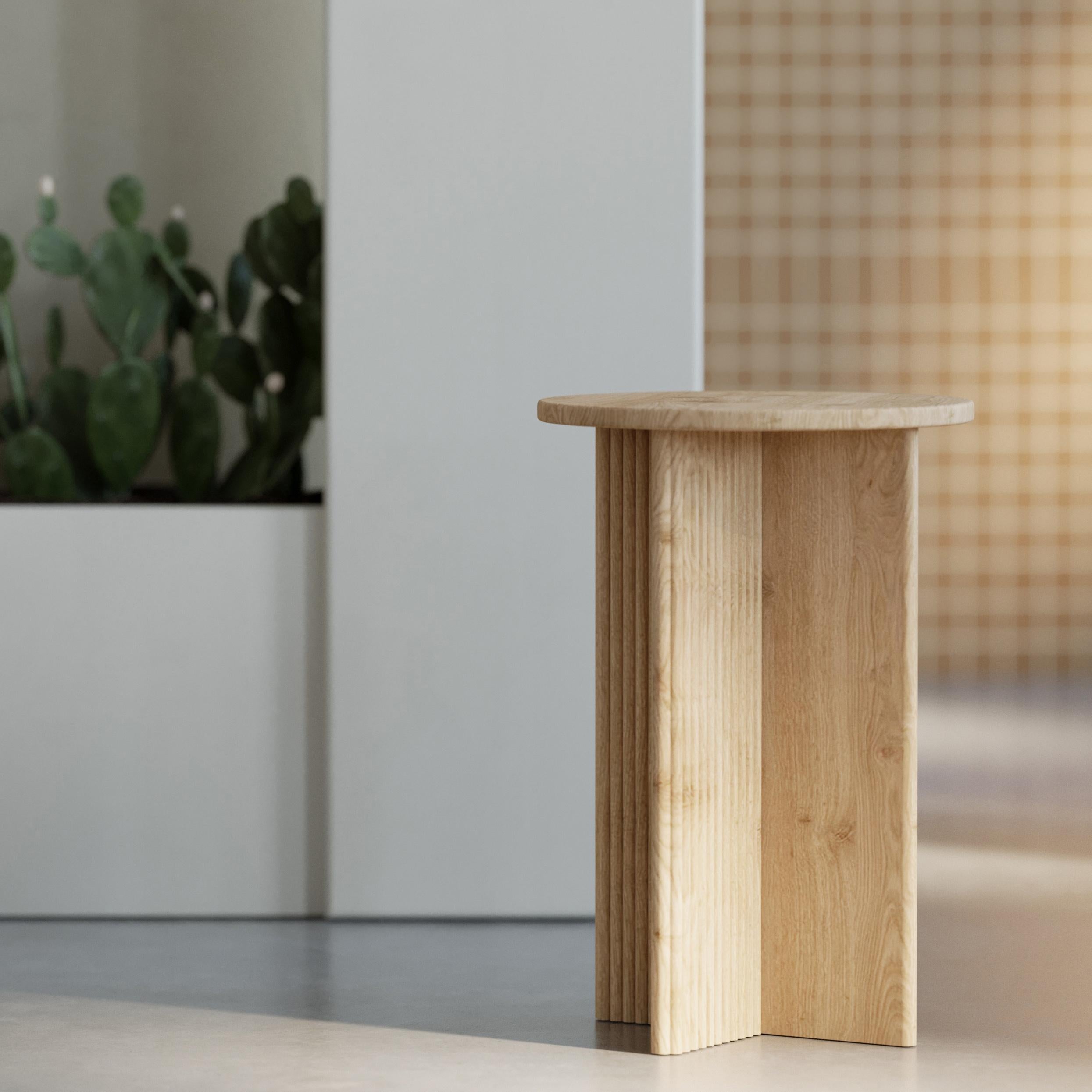La mesa de centro Tri se adapta fácilmente a muchos lugares y estilos con su geometría sencilla y simpática. Su aspecto natural y sus líneas nobles completarán tu hogar.
