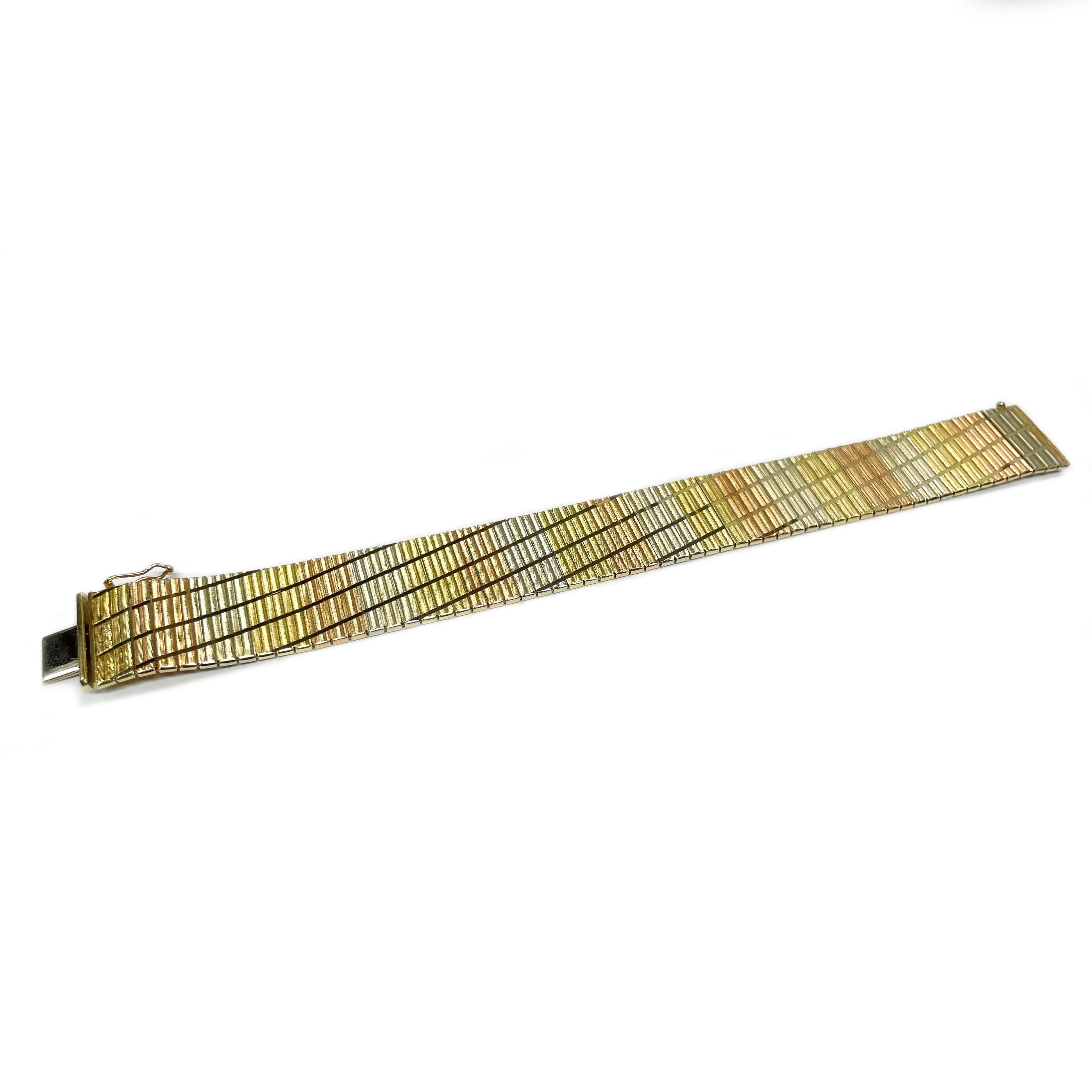 14 Karat Tri-Tone Diamond Cut Bracelet. Le bracelet comporte trois maillons alternés en or jaune, or rose et or blanc, avec un motif diagonal taillé en diamant. Le recto du bracelet présente une finition texturée et le verso une finition lisse et