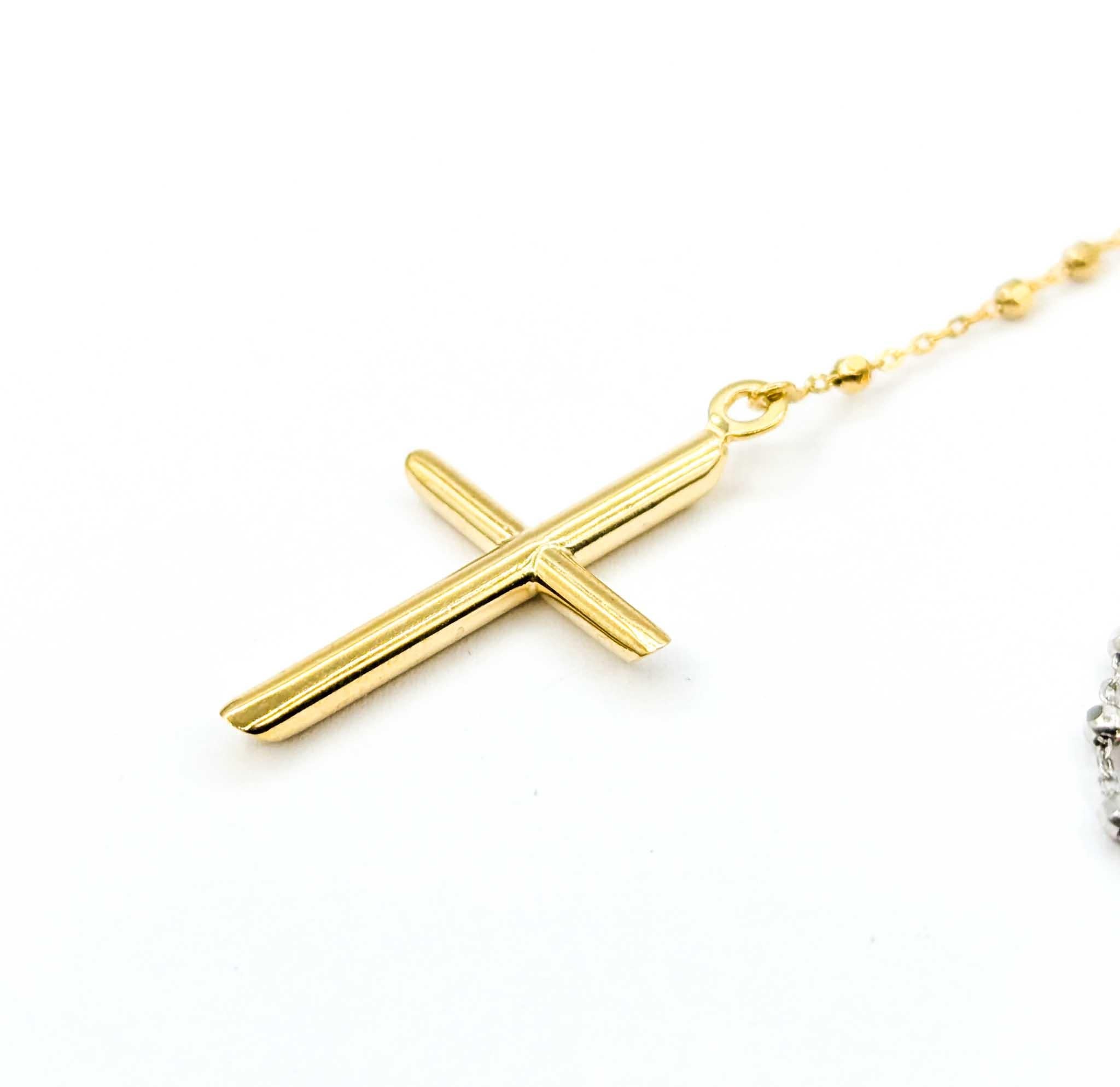 Questa elegante collana a forma di rosario è realizzata in oro 14k tri-tono, con una delicata catena a maglie rolo da 1,8 mm arricchita da perline lucide in oro giallo, bianco e rosa. Al centro si trova un medaglione con una raffigurazione sacra,