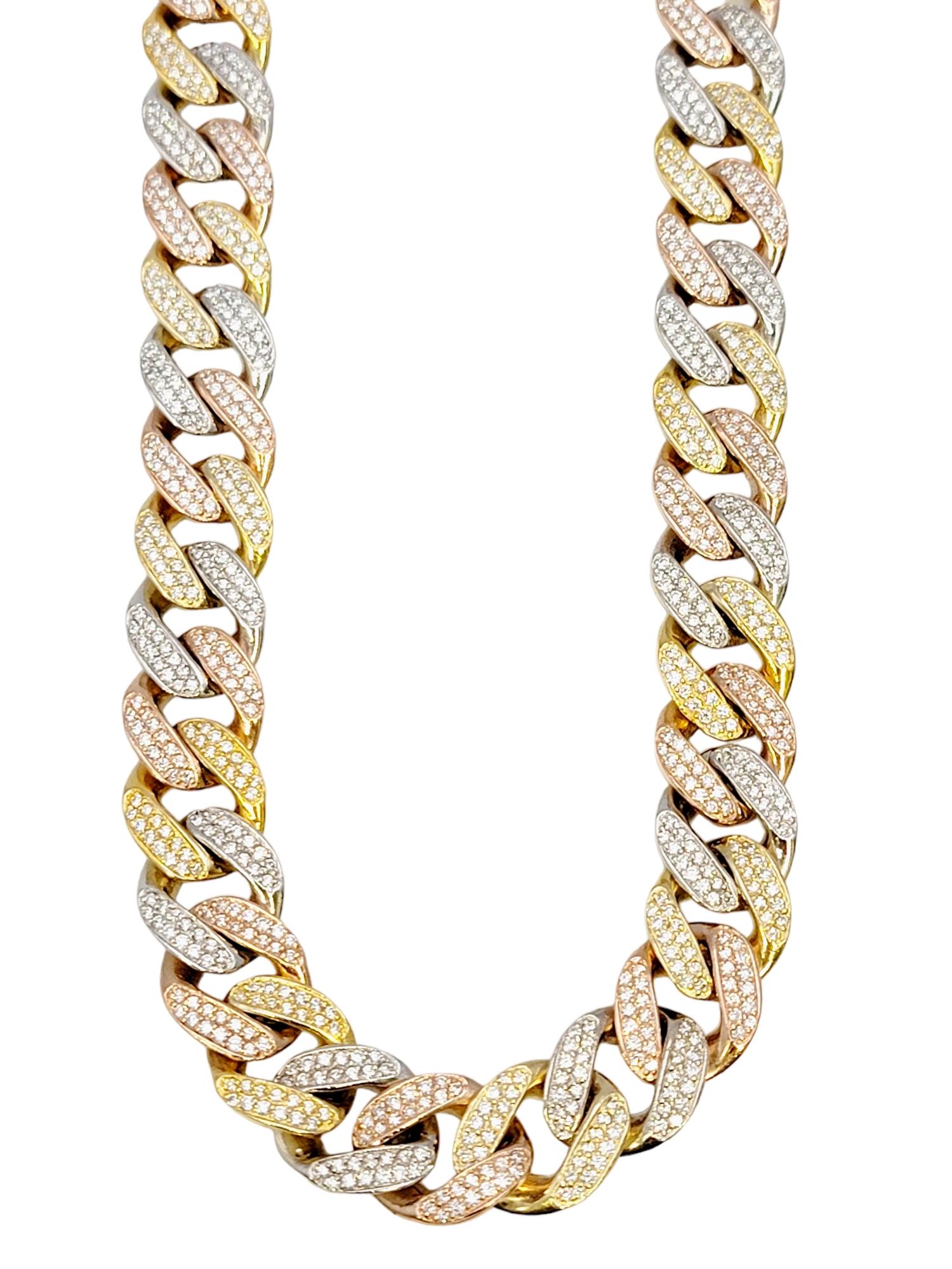 Impressionnant collier unisexe à maillons cubains orné de diamants pavés étincelants. Les larges maillons tricolores épousent le cou pour une tenue confortable et sûre, tandis que les diamants scintillants brillent sous tous les angles. 

Ce collier