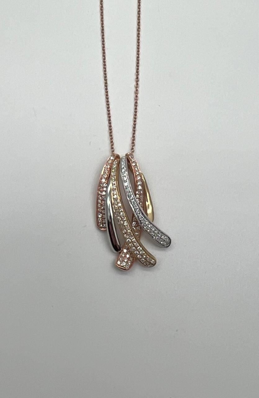 Cette pièce exquise présente un design complexe avec des brins entrelacés de tons d'or rose, blanc et jaune.
Chaque brin est orné de diamants étincelants, créant ainsi un look dynamique et élégant.
La forme fluide de la suspension est à la fois