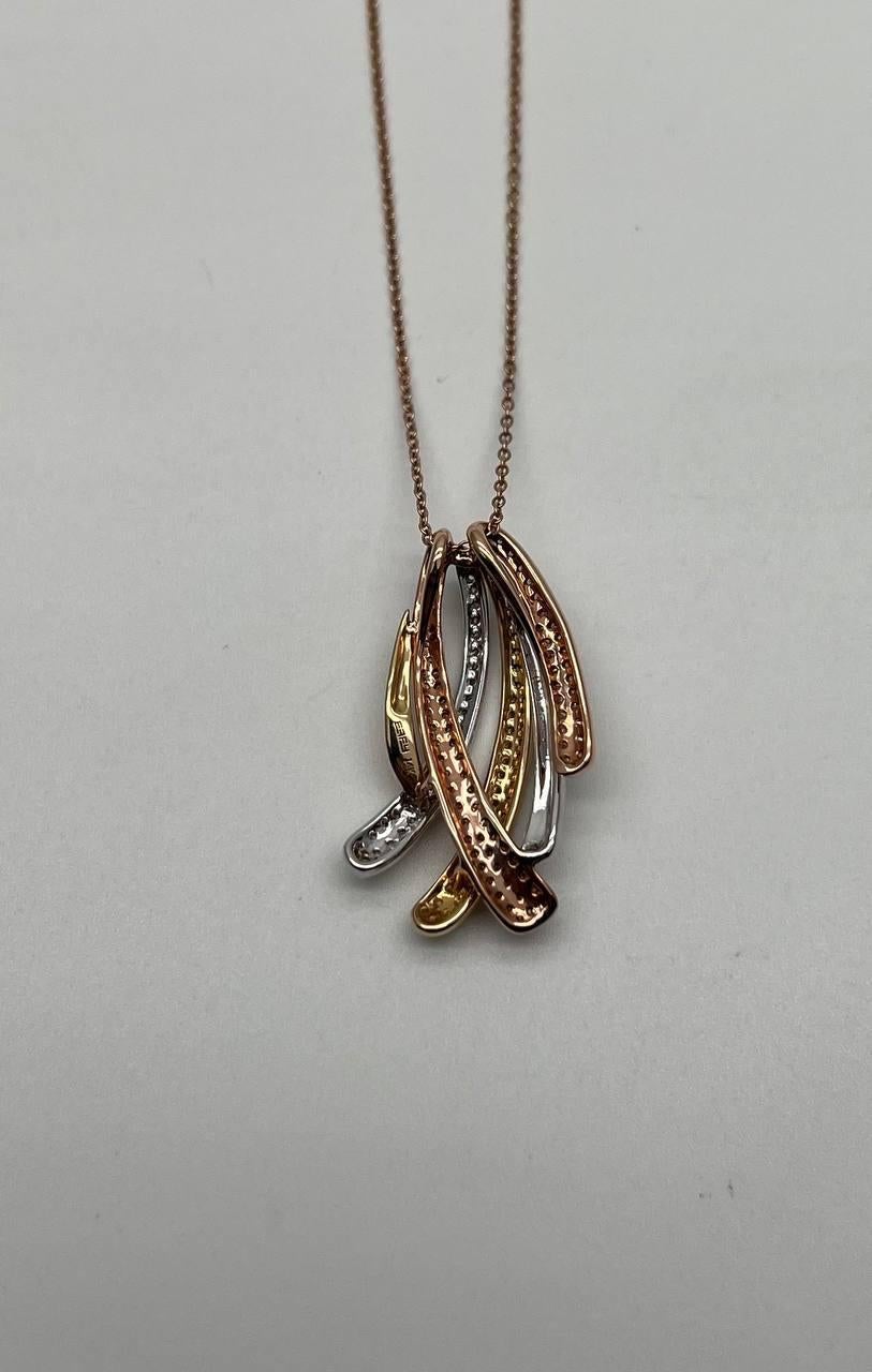 Taille mixte Collier pendentif vagues pavées de diamants en or blanc, jaune et rose 14 carats en vente