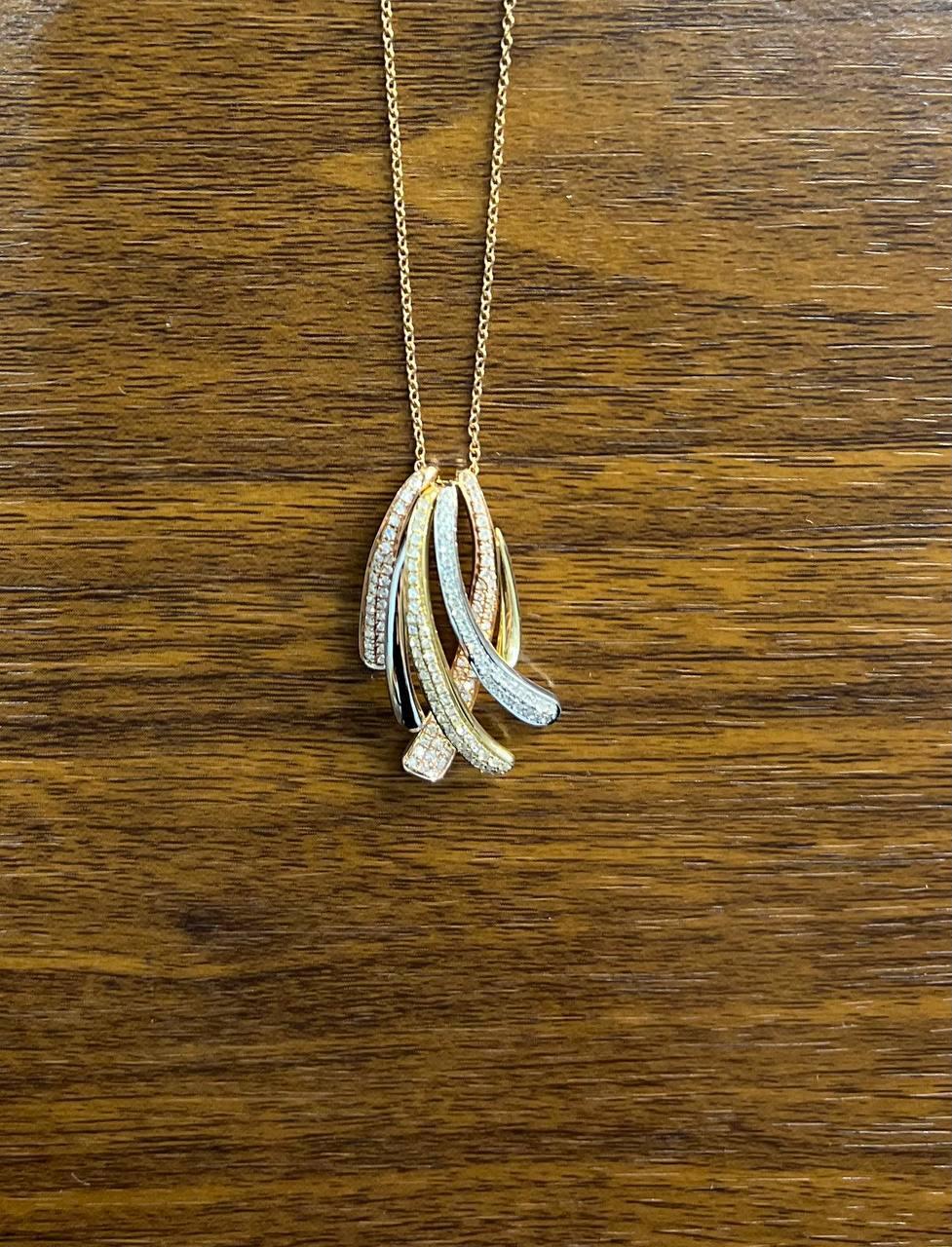 Collier pendentif vagues pavées de diamants en or blanc, jaune et rose 14 carats Pour femmes en vente