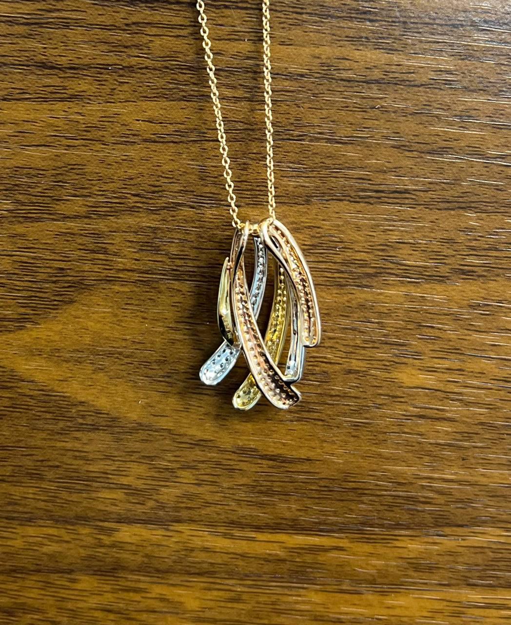 Collier pendentif vagues pavées de diamants en or blanc, jaune et rose 14 carats en vente 1