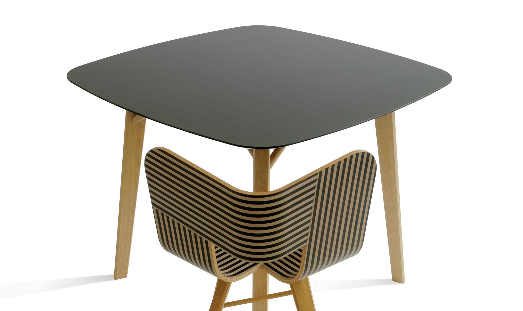 Tria-Stuhl, Muschelschale aus Eiche, Beine aus schwarzem Chrom, minimalistische Metall, hergestellt in Italien (Maschinell gefertigt) im Angebot