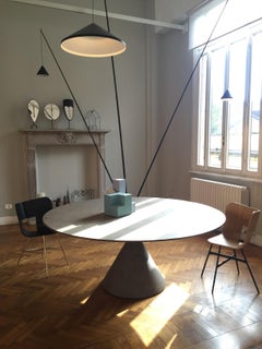 Silla Tria, carcasa de roble, patas de metal cromado negro, icono minimalista Made in Italy