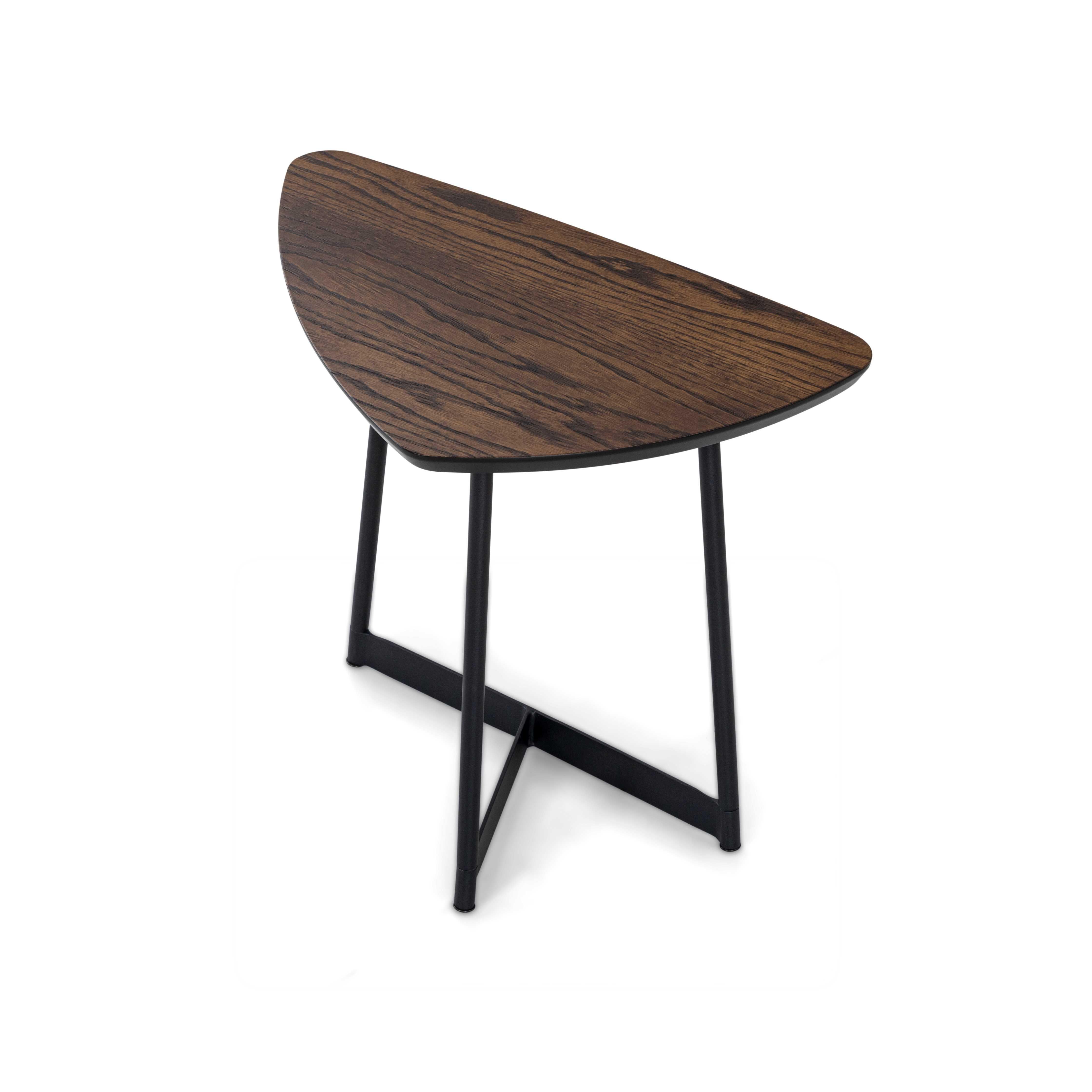 Crafted for versatility and visual impact, the Tria coffee table by Uultis features a distinctive triangular top rendered in rich dark oak veneer, supported by a sleek black metallic base. Designed in Brazil with an eye toward both aesthetics and