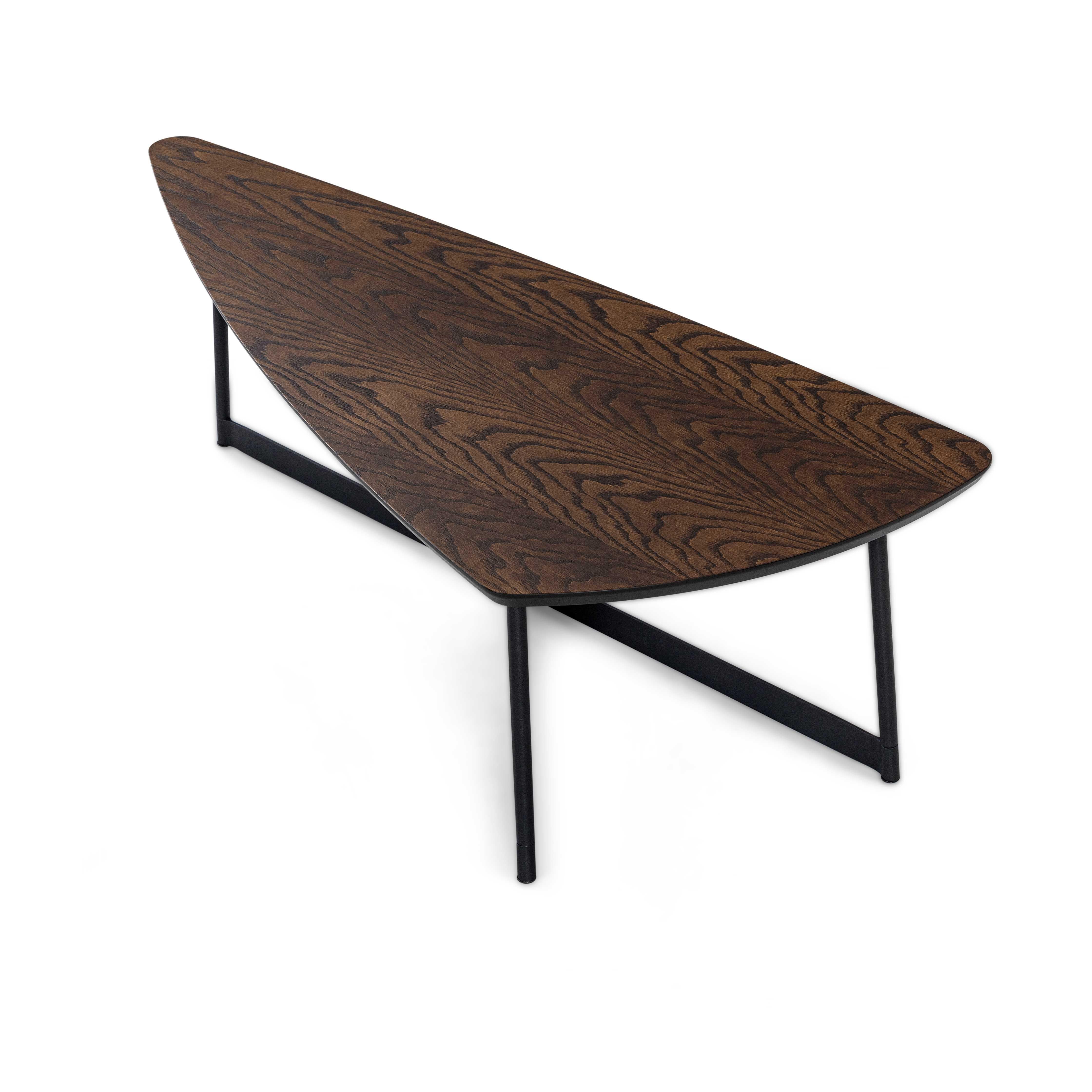 Table basse TRIA conçue par Sérgio Batista pour Uultis avec un plateau en chêne foncé plaqué et une base en métal noir. La table basse TRIA, fabriquée avec un plateau de 39 pouces en placage de chêne foncé et une élégante base en métal noir, apporte