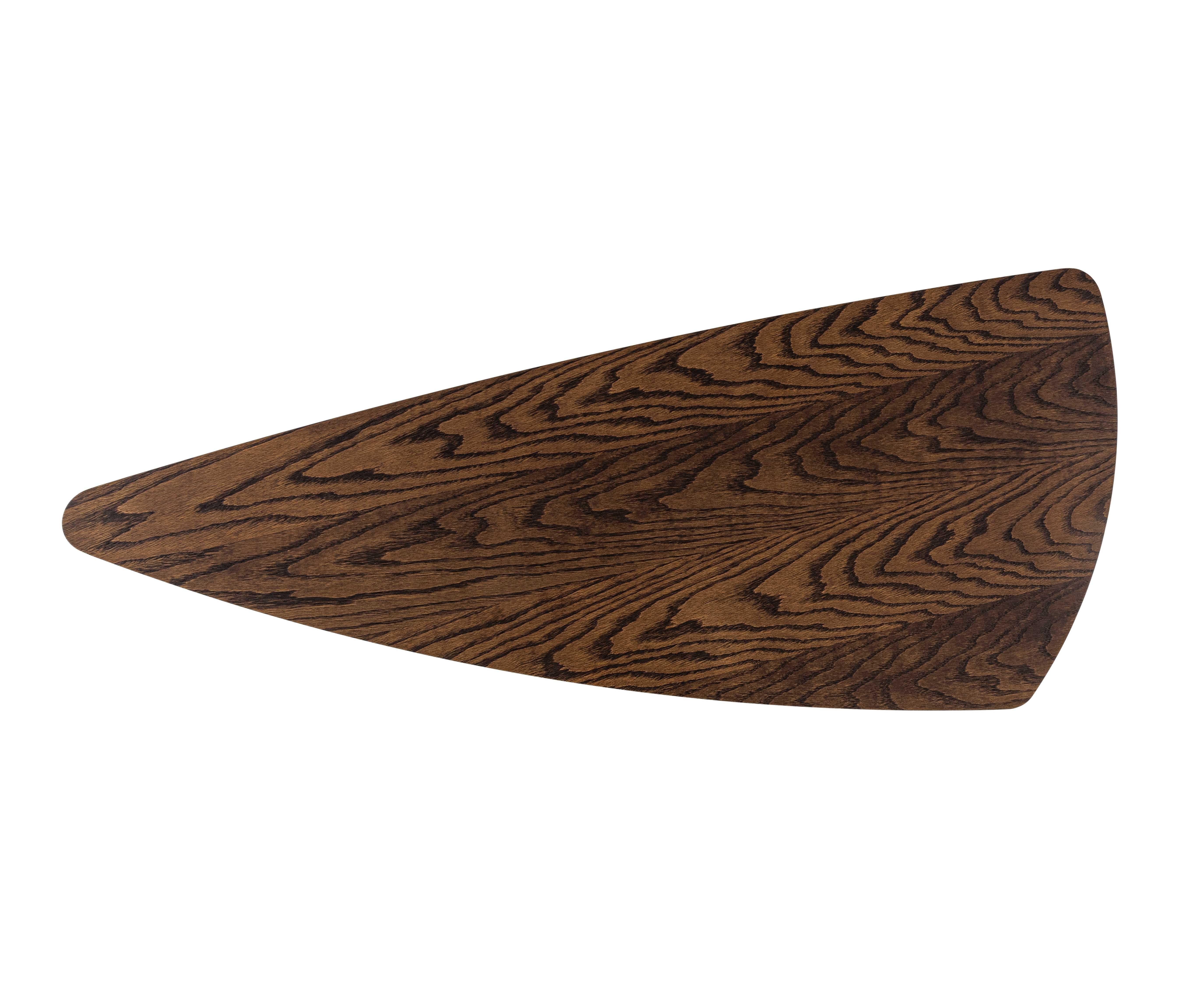 Brésilien Table basse personnalisable en chêne foncé de 39 pouces avec base noire, Tria Line en vente