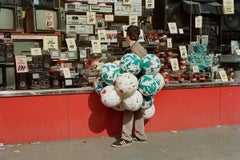 Ballons in der Delancey Street, 1986 von Tria Giovan – Porträtfotografie