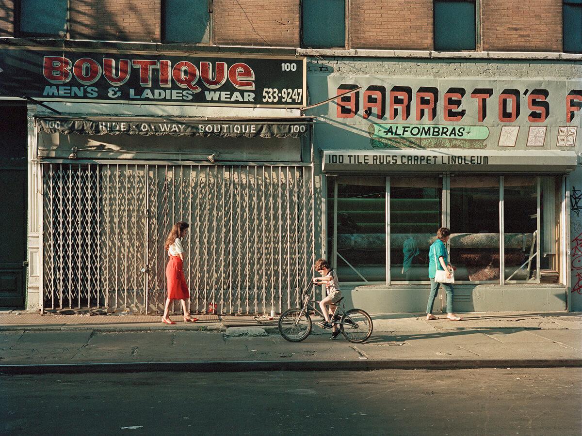 Barreto's on Stanton Street, 1987 par Tria Giovan - Photographie de paysage
