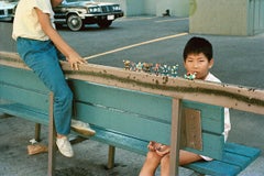 Boy with Action Figures, 1984, von Tria Giovan – Porträtfotografie