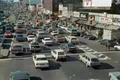 Traffic on Delancey Street, 1986 par Tria Giovan - Photographie de paysage