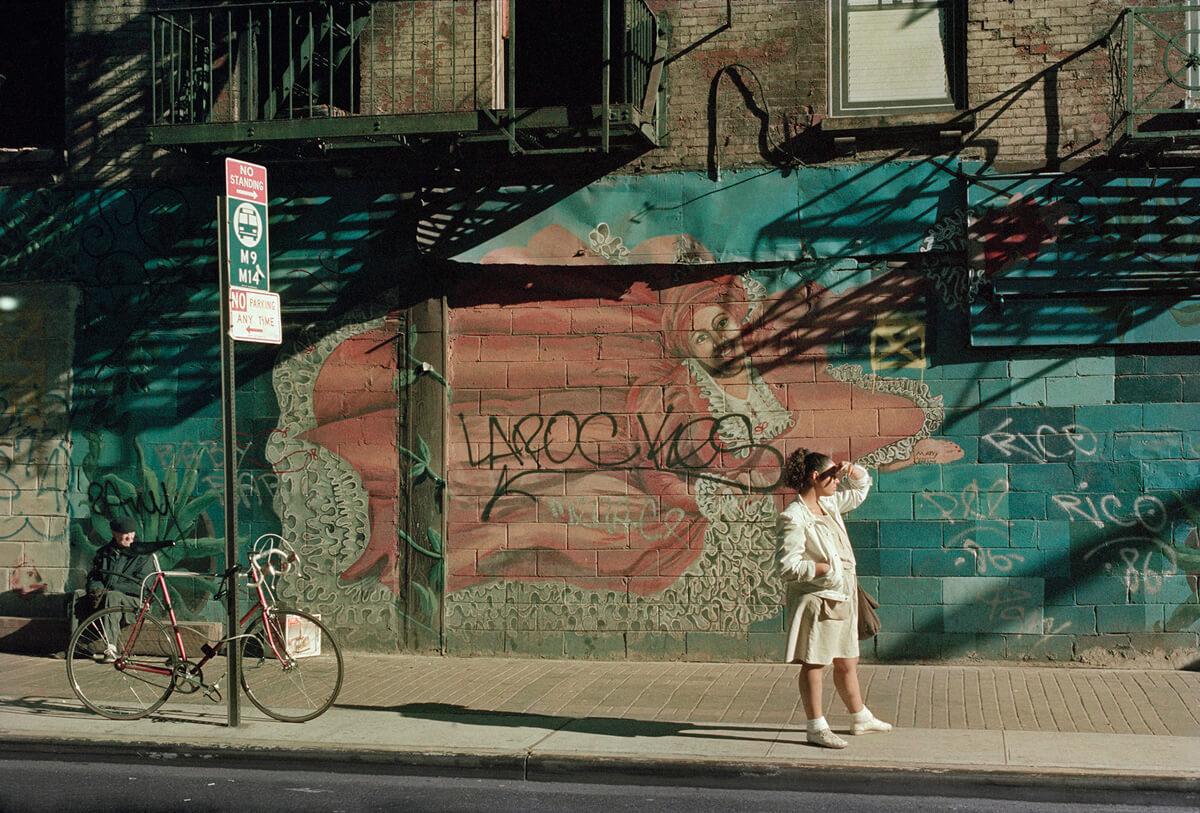Bushaltestelle in der Clinton Street, 1984 von Tria Giovan – Landschaftsfotografie