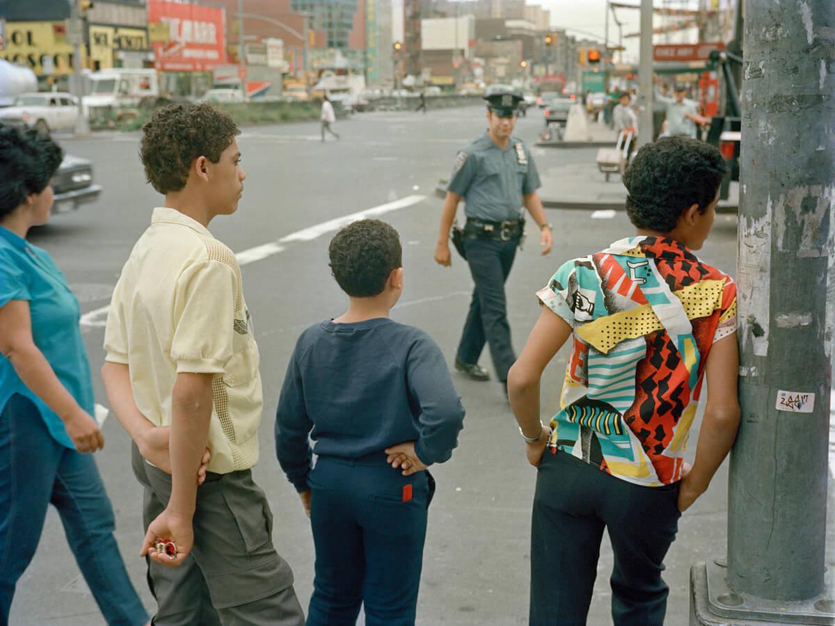 Crosswalk on Delancey Street, 1988 par Tria Giovan - Photographie de portrait