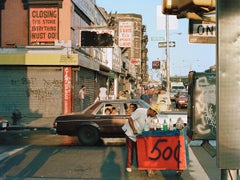 Fifty Cents on Delancey Street, 1985 di Tria Giovan - Fotografia di ritratto