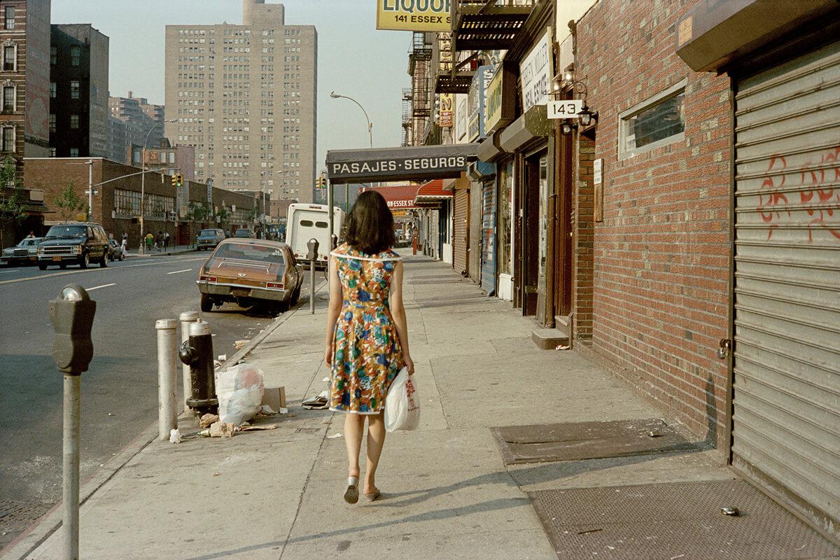 Blumenkleid in der Essex Street, 1986, von Tria Giovan – Porträtfotografie