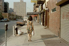 Blumenkleid in der Essex Street, 1986, von Tria Giovan – Porträtfotografie