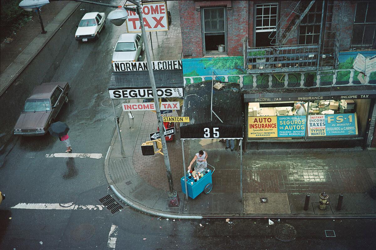 Norman Cohen's sur Stanton Street, 1990

D'après un négatif de 6 cm x 9 cm, scanné en 2020

Impression à pigment d'archives disponible dans ce format de 16" x 20" dans une édition de 12 avec 3 épreuves d'artiste.

Taille d'impression 16" x