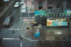 Norman Cohen's on Stanton Street, 1990 von Tria Giovan – Farbfotografie