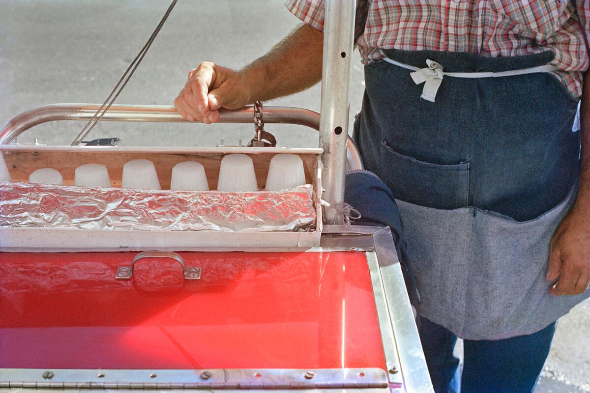 Gobelets en plastique avec feuille d'aluminium, 1986

D'après un négatif de 35 mm, scanné en 2020

Impression à pigment d'archives disponible dans ce format de 16" x 20" dans une édition de 12 avec 3 épreuves d'artiste.

Taille d'impression 16" x