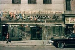 Shapiros Eingang in der Rivington Street, 1984 von Tria Giovan - Farbfotografie