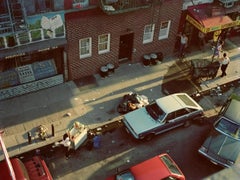 Stanton Straßenansicht mit Autos, 1987 von Tria Giovan – Landschaftsfotografie