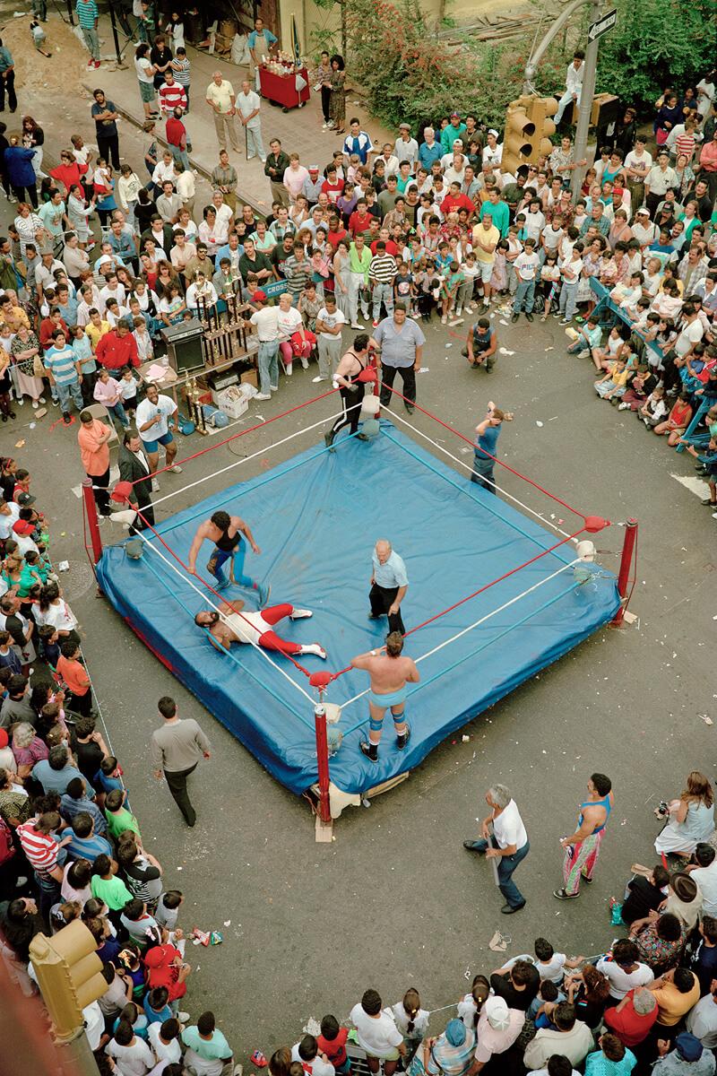 Match de lutte sur Clinton Street, 1990 par Tria Giovan - Photographie de portrait