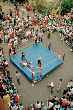Match de lutte sur Clinton Street, 1990 par Tria Giovan - Photographie de portrait