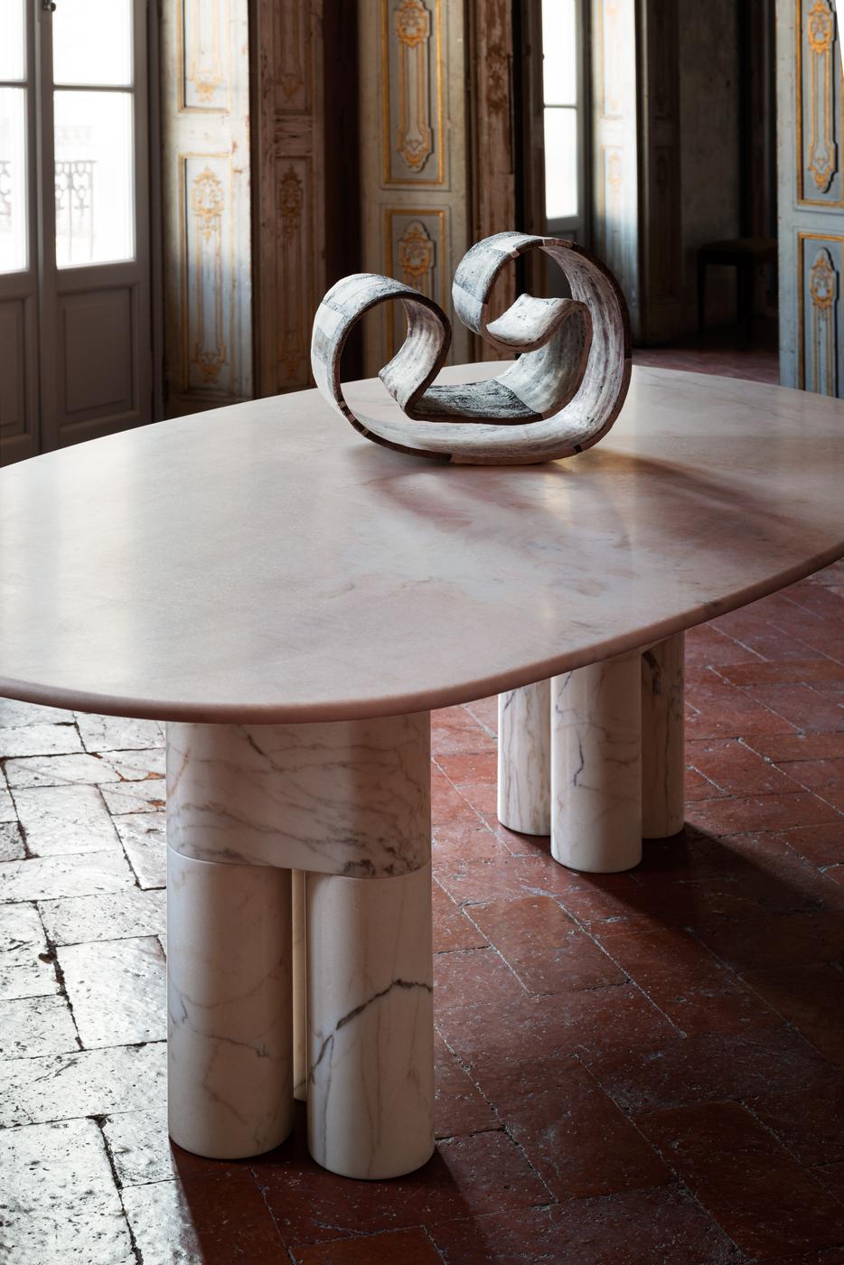 italien Table de salle à manger TRIA en marbre rose irrégulier du Portugal par L. Bozzoli en vente