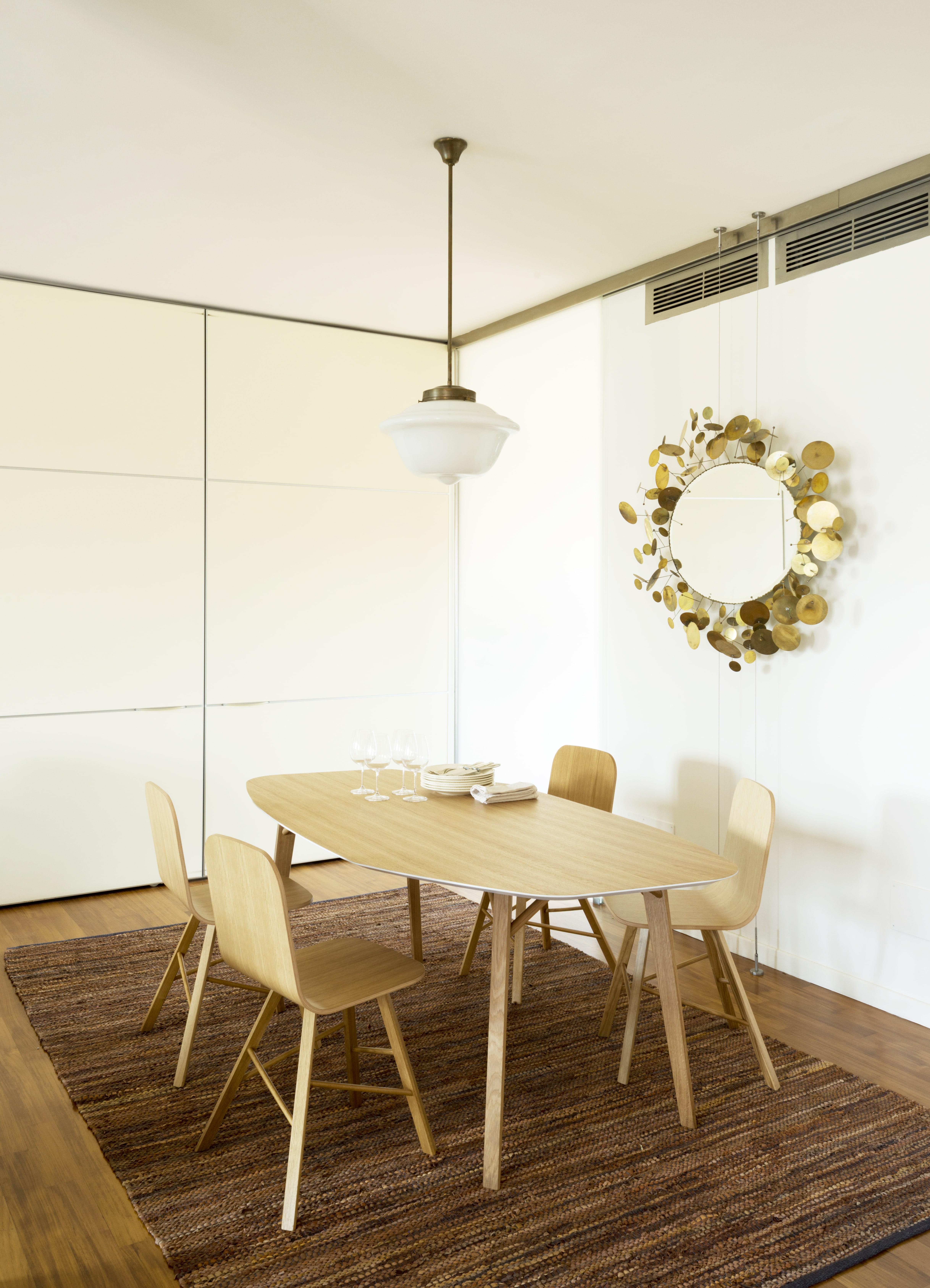 Table ronde Tria Kiklos de Colé, pieds en chêne massif, icône du design minimaliste en vente 4