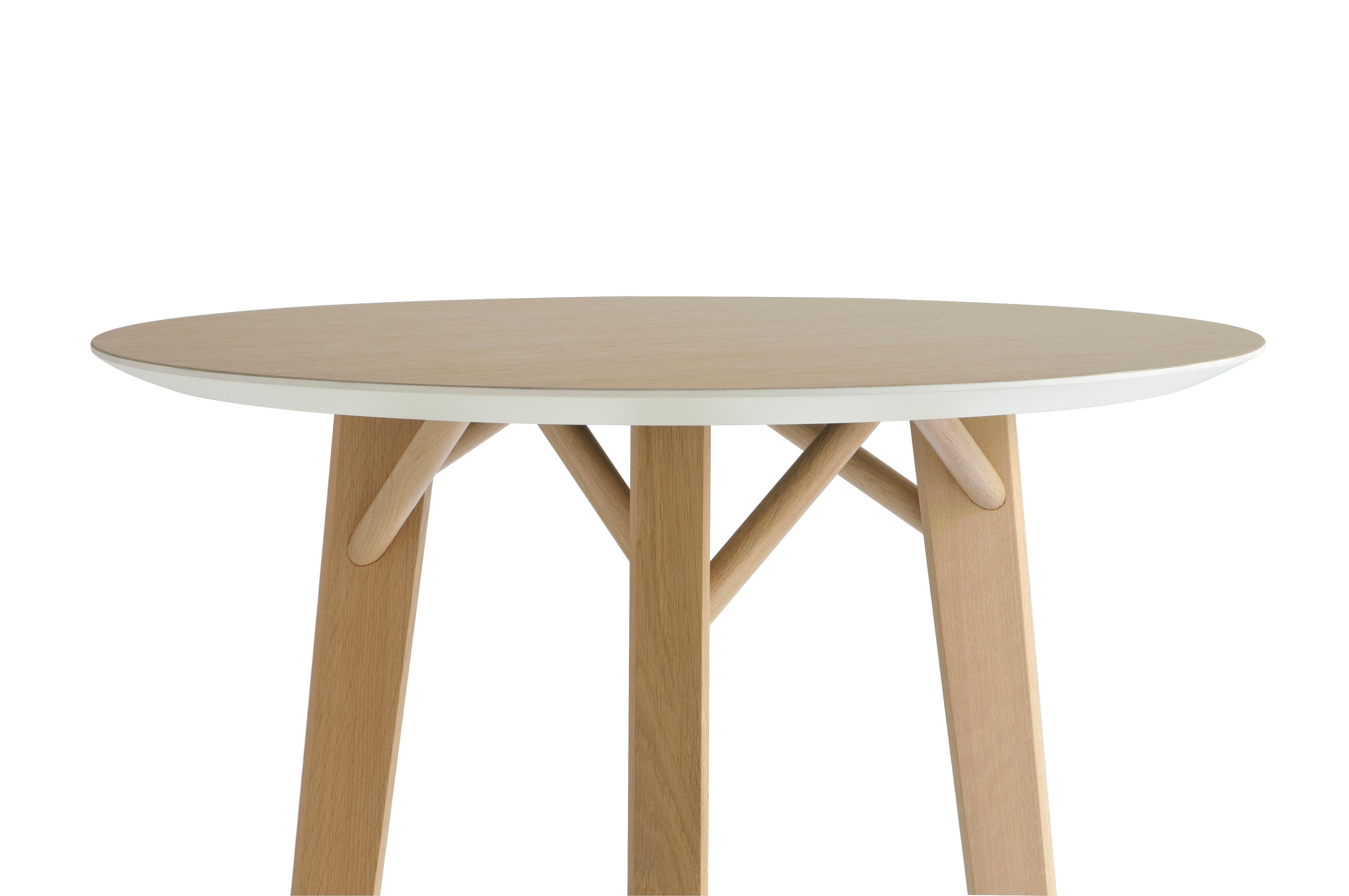 Tria oak tables are characterized by the solid wood legs that take up a triangular section like of the homonymous Tria chairs, evoking tree branches, then assembled on a large variety of table tops, with classical round and rectangular shapes and