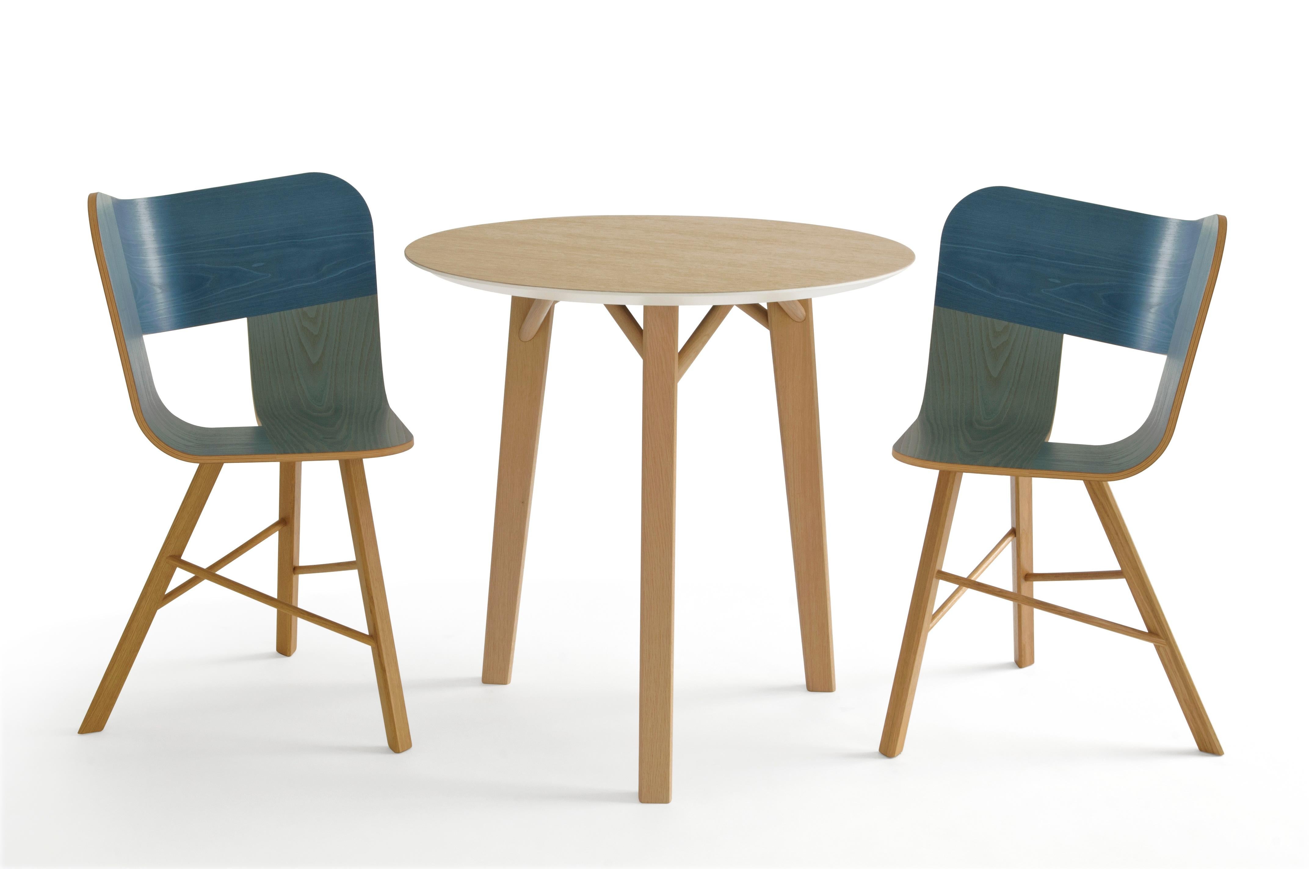 Minimaliste Table ronde Tria Kiklos de Colé, pieds en chêne massif, icône du design minimaliste en vente