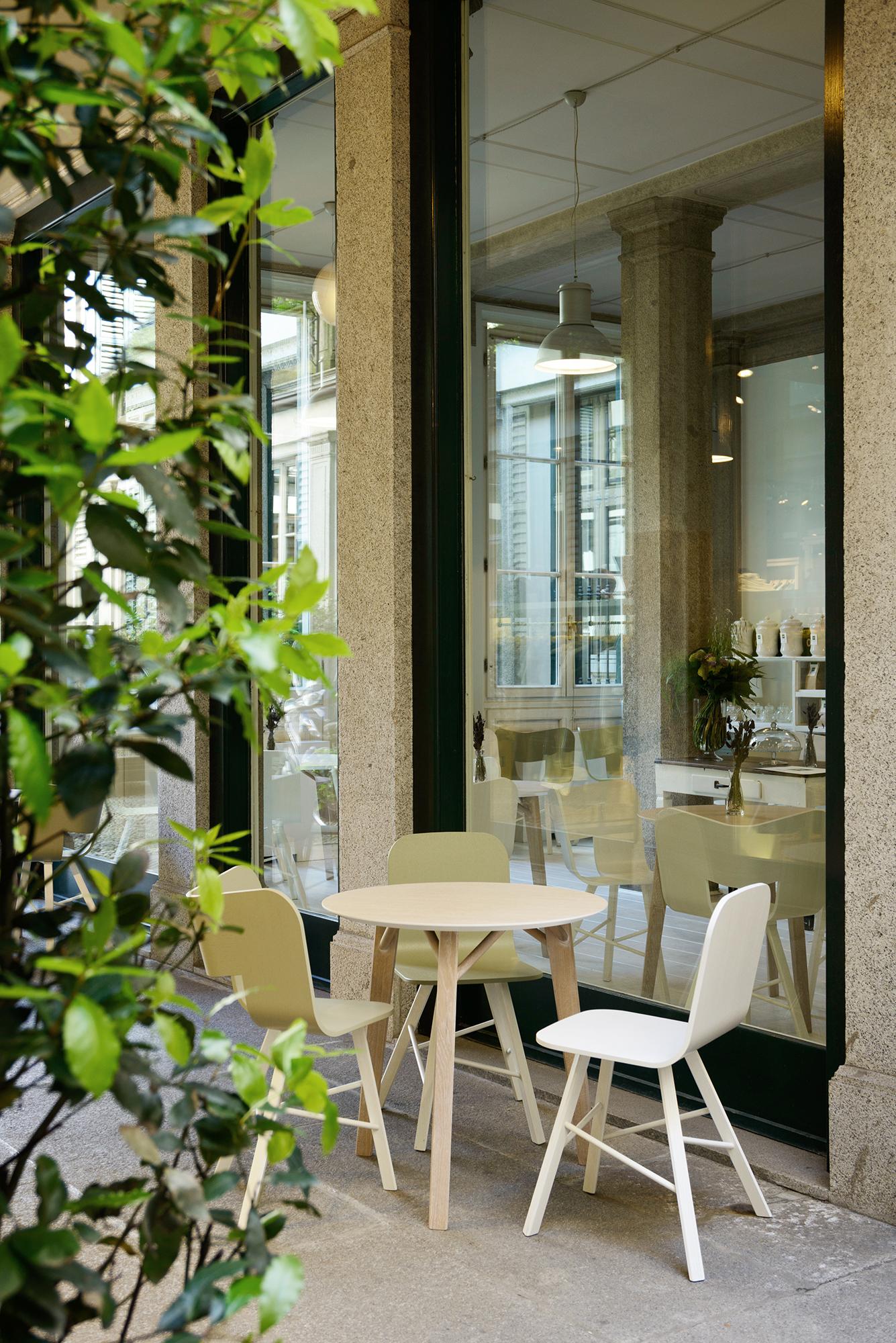 Tria Kiklos, runder Tisch von Colé, Beine aus massivem Eichenholz, ikonisches minimalistisches Design im Zustand „Neu“ im Angebot in Milan, Lombardy