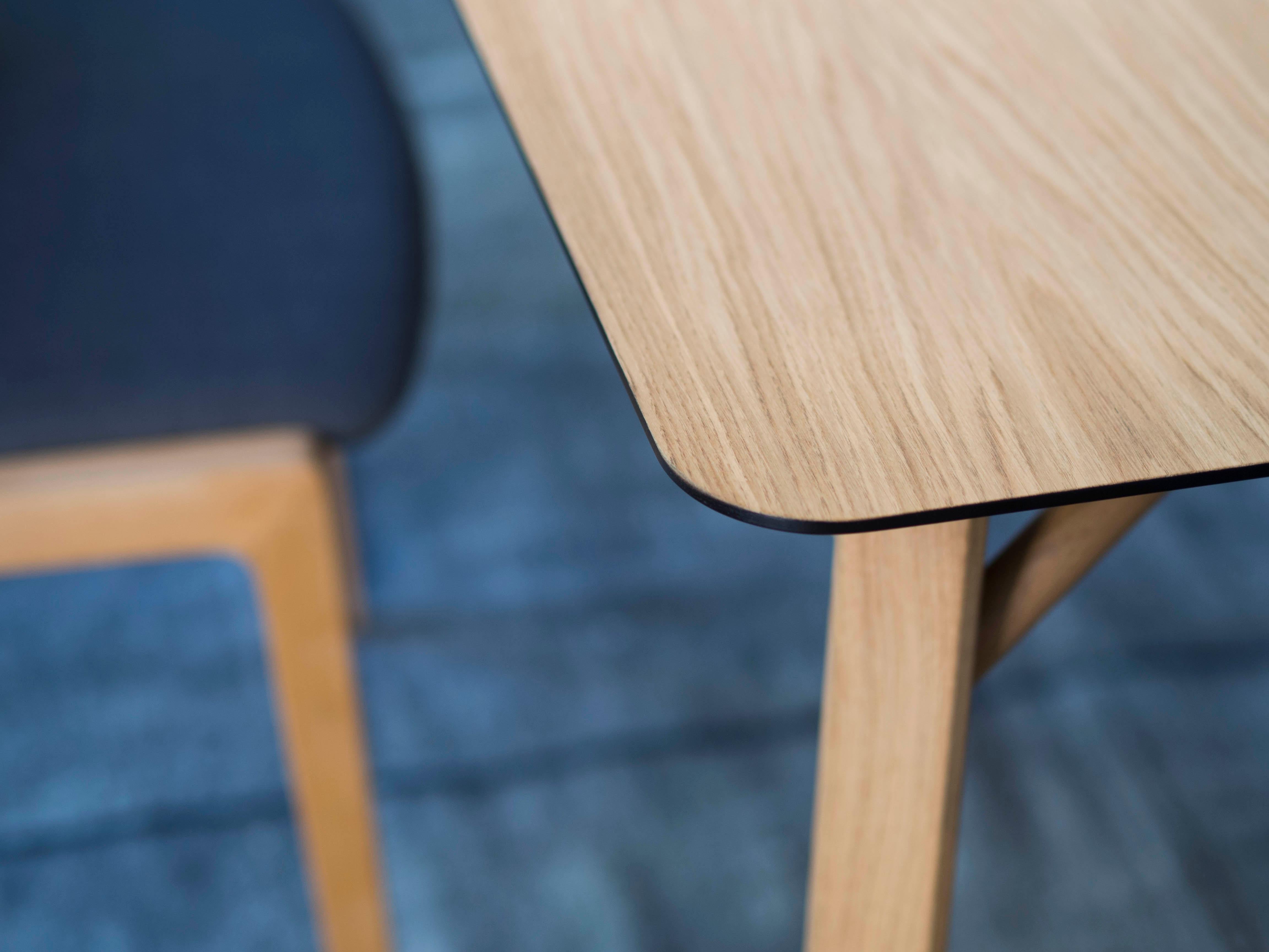 Table ronde Tria Kiklos de Colé, pieds en chêne massif, icône du design minimaliste en vente 1