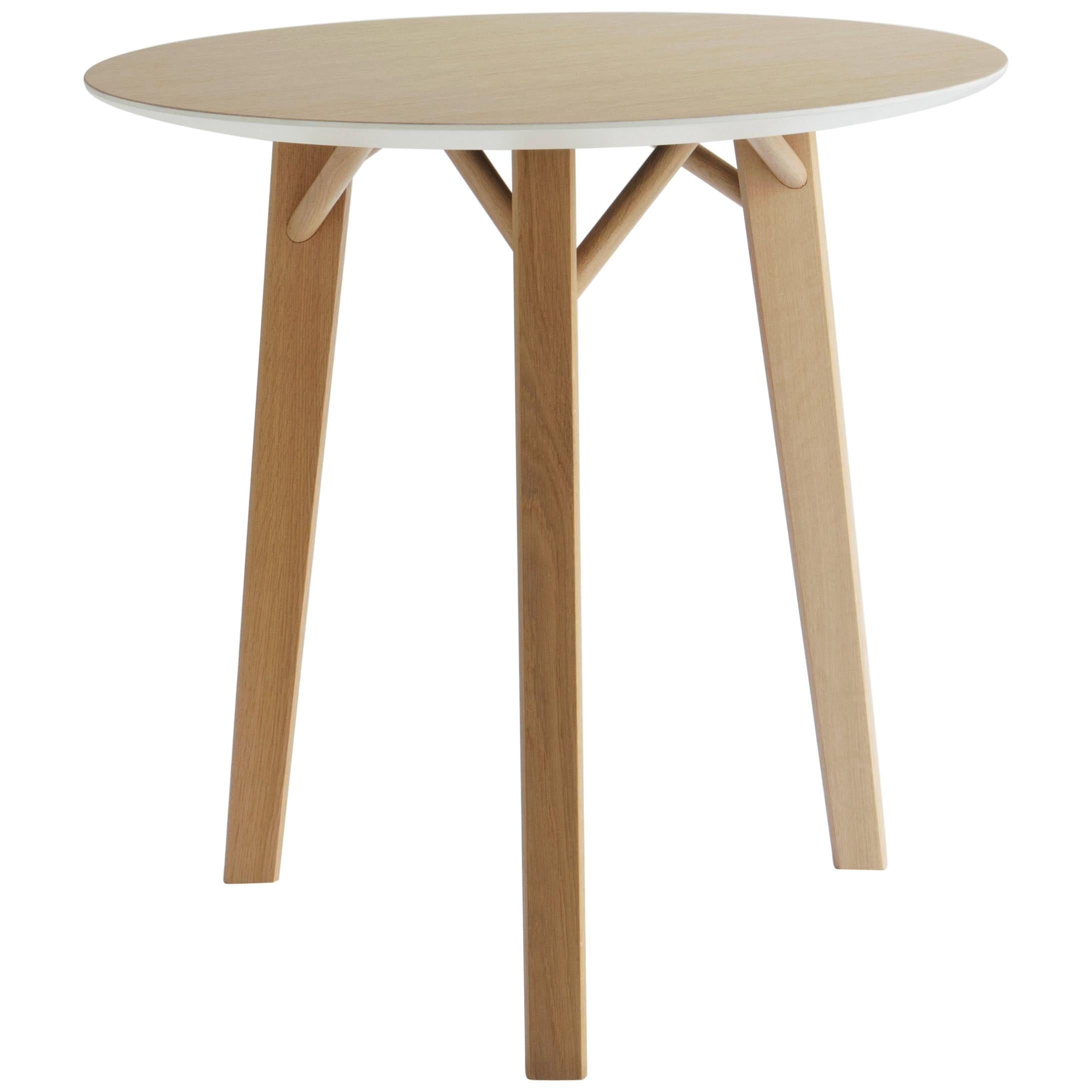 Table ronde Tria Kiklos de Colé, pieds en chêne massif, icône du design minimaliste en vente