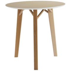 Table ronde Tria Kiklos de Colé, pieds en chêne massif, icône du design minimaliste