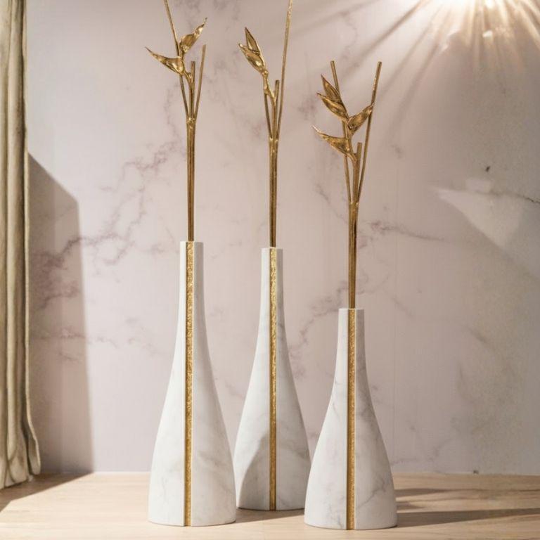 TRIA - Monumentale Skulptur aus weißem Marmor für raffinierte Innenräume im Zustand „Neu“ im Angebot in Porto, PT