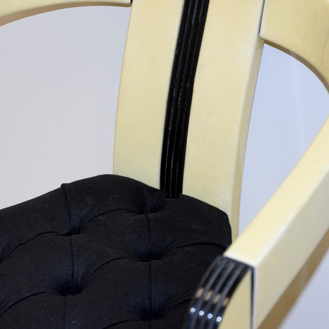 Défini par sa forme triangulaire non conventionnelle et son aspect mid-century, le fauteuil Tria sera une déclaration frappante dans une maison ou un bureau moderne. La structure en bois massif combine un design minimaliste et épuré avec deux
