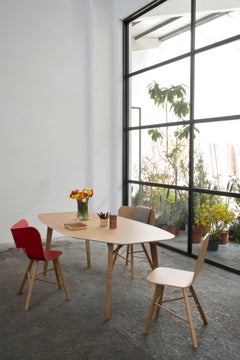 Table Tria Octa de Colé, plateau asymétrique, pieds en chêne massif, icône du design moderne