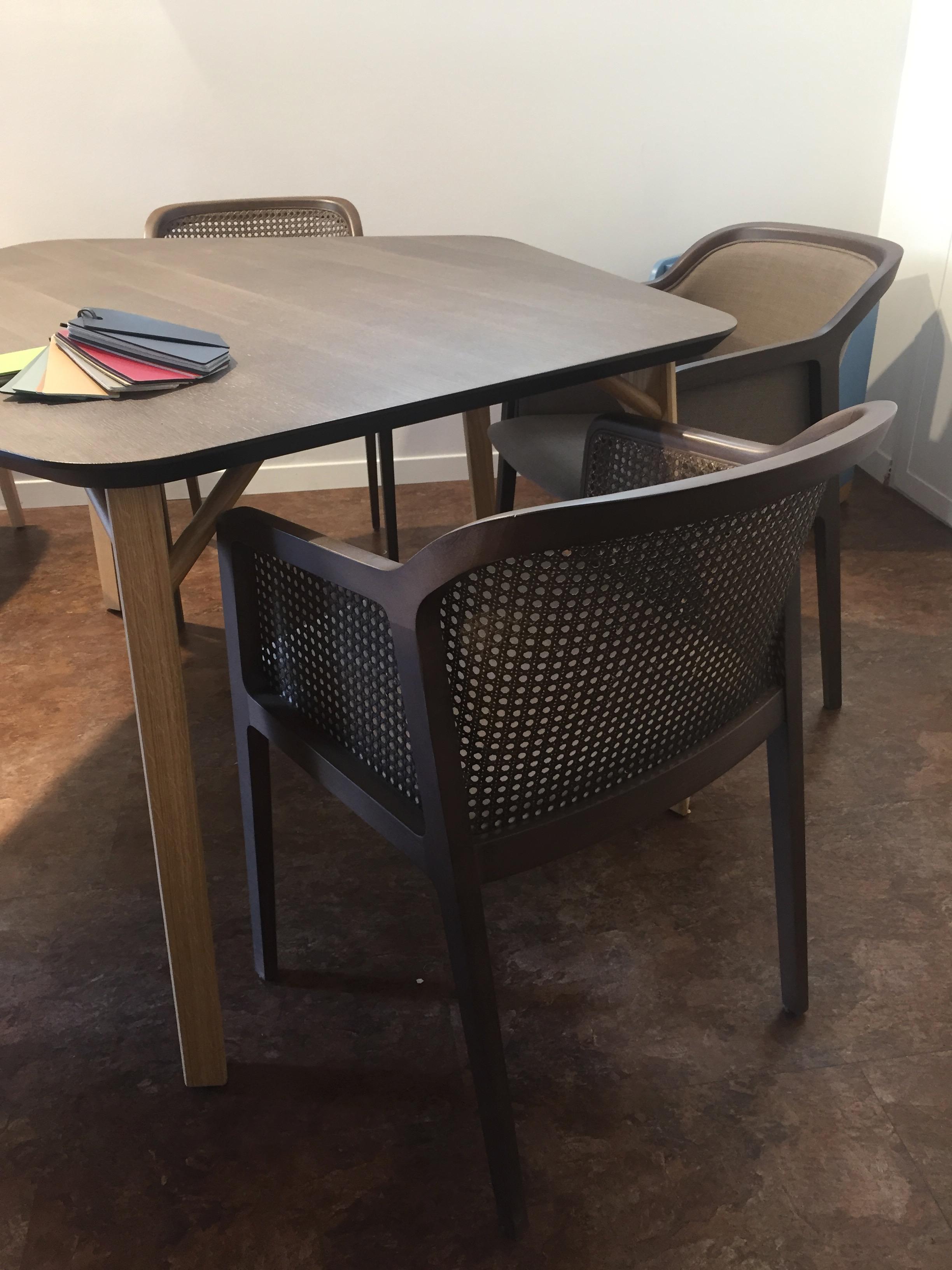 Tria Octa Tisch von Colé, asymmetrische Platte, Beine aus massivem Eichenholz, modernes Design-Ikon im Angebot 10