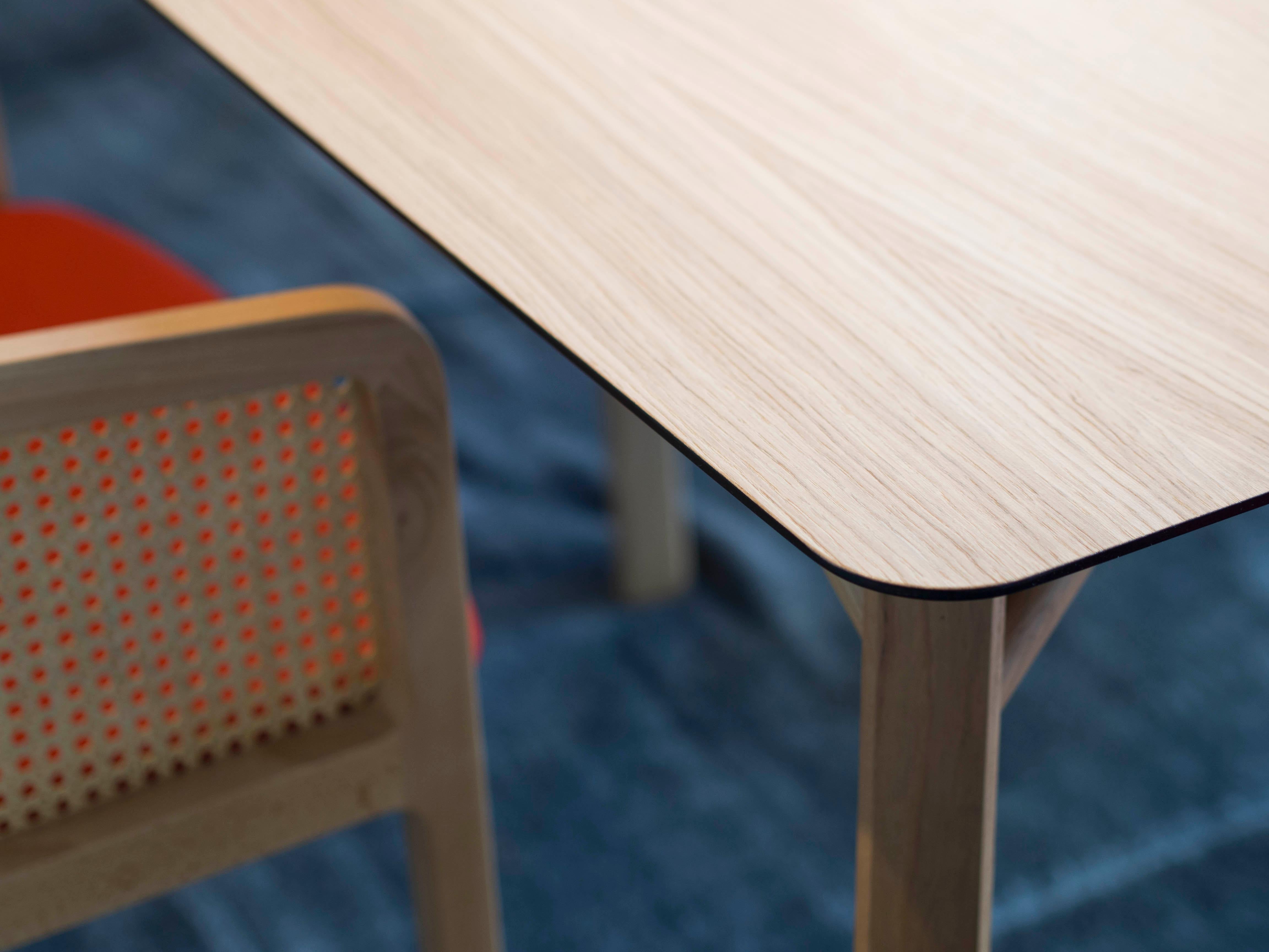 Tria Octa Tisch von Colé, asymmetrische Platte, Beine aus massivem Eichenholz, modernes Design-Ikon (Minimalistisch) im Angebot