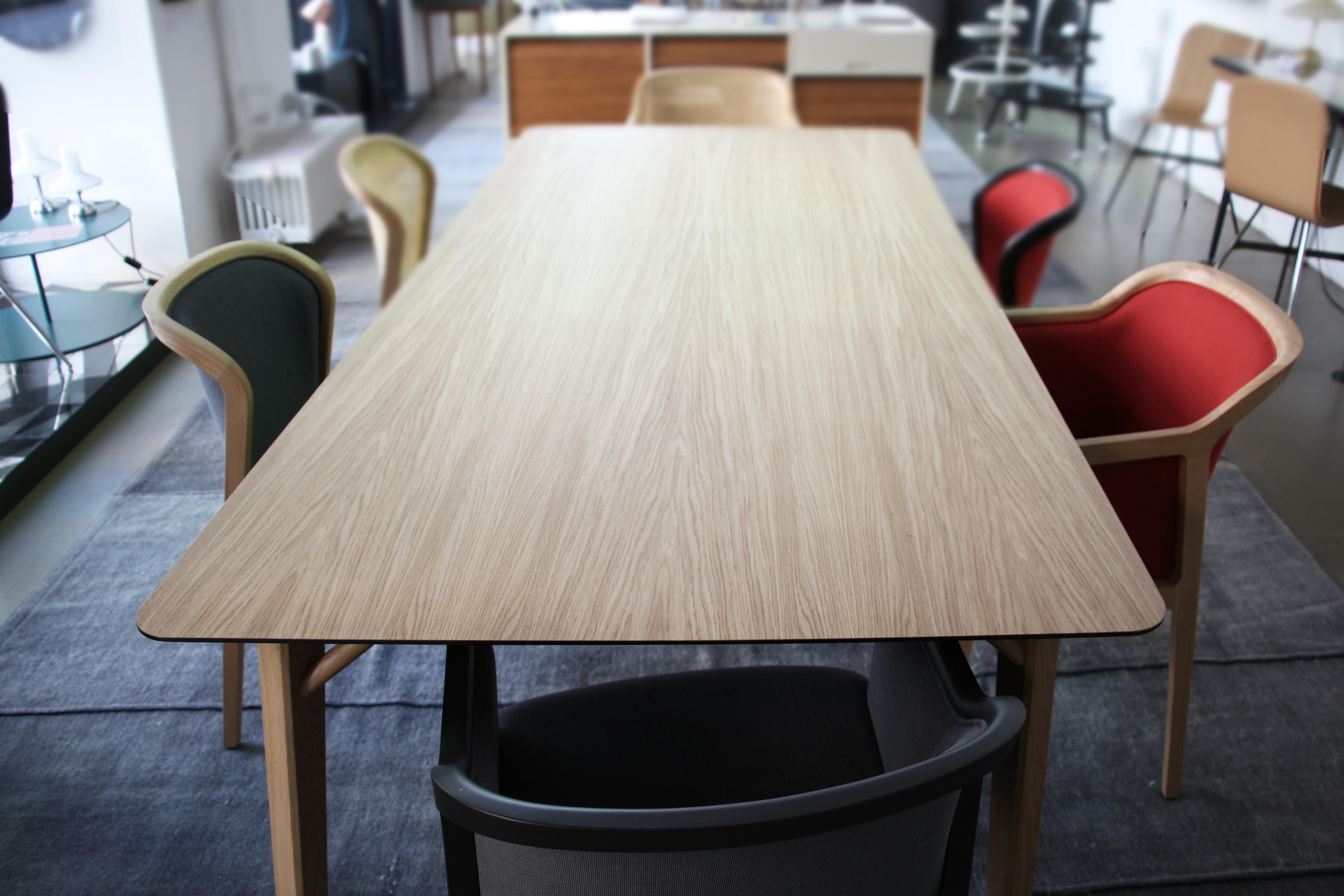 Tria Octa Tisch von Colé, asymmetrische Platte, Beine aus massivem Eichenholz, modernes Design-Ikon (Italienisch) im Angebot